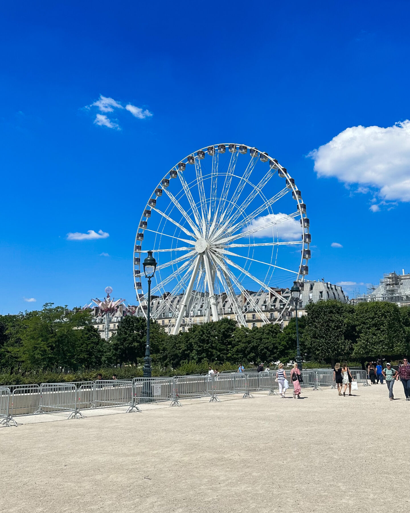 solo travel Paris Arc de Triomphe du Carrousel tourist photo